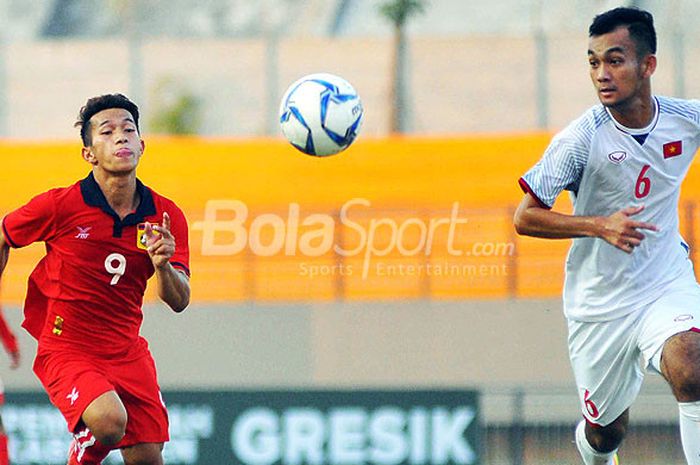 Pemain timnas U-19 Vietnam (putih) berebut bola dengan pemain timnas U-19 Laos (merah) di Stadion Gelora Joko Samudro Gresik, Kamis (5/7/2018) pada ajang Piala AFF U-19 Grup A.