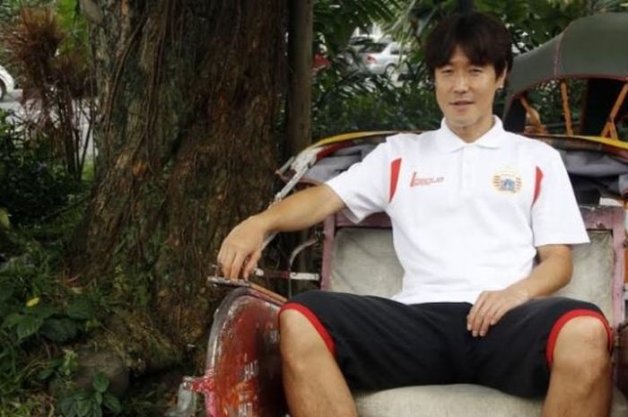 Gelandang Persija, Hong Soon-hak menikmati Kota Solo dengan menaiki becak jelang laga Persija kontra