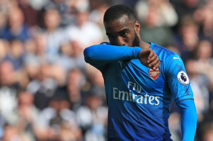 Penyerang Arsenal, Alexandre Lacazette, bereaksi seusai laga Liga Inggris Newcastle kontra Arsenal di Stadion St James'Park, Newcastle, pada Minggu (15/4/2018)