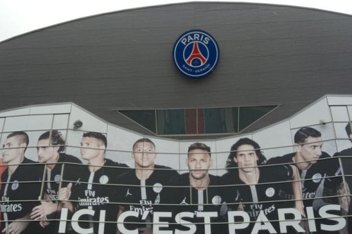 Tampak depan Stadion Parc des Princes, Paris, Prancis.