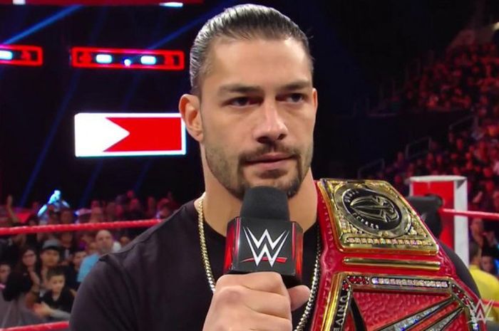 Roman Reigns saat berpamitan dengan WWE Universe saat Monday Night RAW digelar pada Senin (22/10/2018)