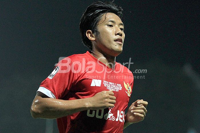 Gelandang Arema FC, Ahmad Bustomi, saat tampil dalam laga Tribute Choirul Huda, di Stadion Surajaya 