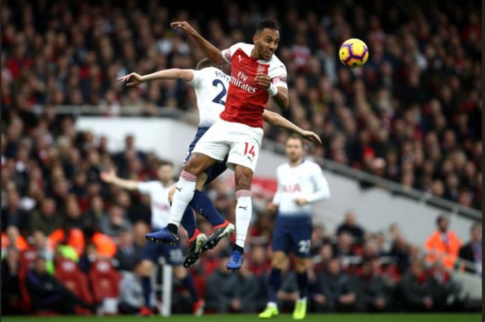 Aksi penyerang Arsenal, Pierre-Emerick Aubameyang, pada laga kontra Tottenham Hotspur di Stadion Emirates, Minggu (2/12/2018).