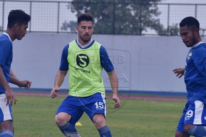 Pemain anyar Persib Bandung, Jonathan Bauman, saat mengikuti lathan perdana bersama Atep Cs, Senin (19/3/2018).