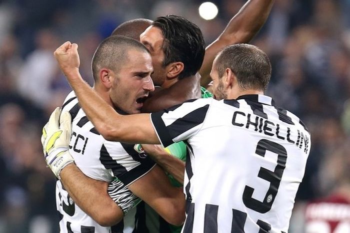  Leonardo Bonucci (kiri), Gianluigi Buffon, dan Giorgio Chiellini merayakan kemenangan atas AS Roma pada partai Serie A di Juventus Stadium, 5 Oktober 2014. 