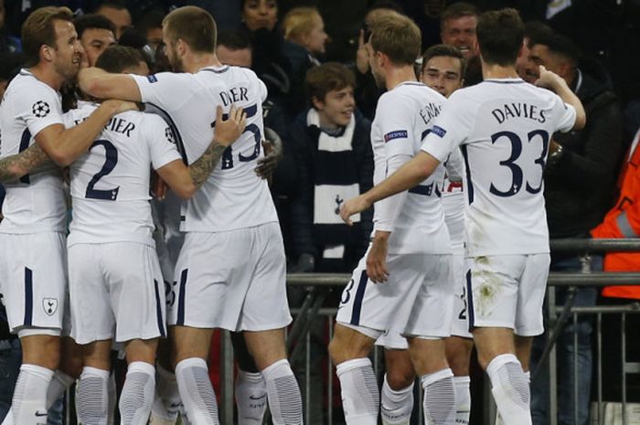 Para pemain Tottenham Hotspur saat merayakan gol tim yang dicetak Dele Alli gawang Real Madrid dalam laga Grup H Liga CHampions 2017-2018 di Stadion Wembley, London, Inggris, pada Rabu (1/11/2017).