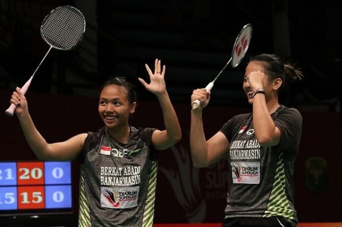 Pasangan ganda dari tim putri Berkat Abadi Banjarmasin, Anggia Shitta Awanda/Della Destiara Harris, bersuka cita seusai memastikan timnya lolos ke final Djarum Superliga 2017, di DBL Arena, Jumat (24/2/2107).