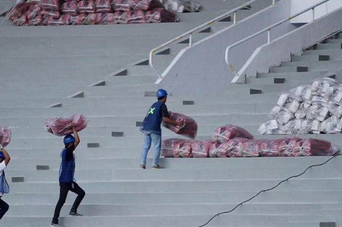 Suasana pengerjaan saat Menpora Imam Nahrawi meninjau Stadion Utama Gelora Bung Karno, Senayan, Jakarta Pusat, Selasa (8/8/2017).