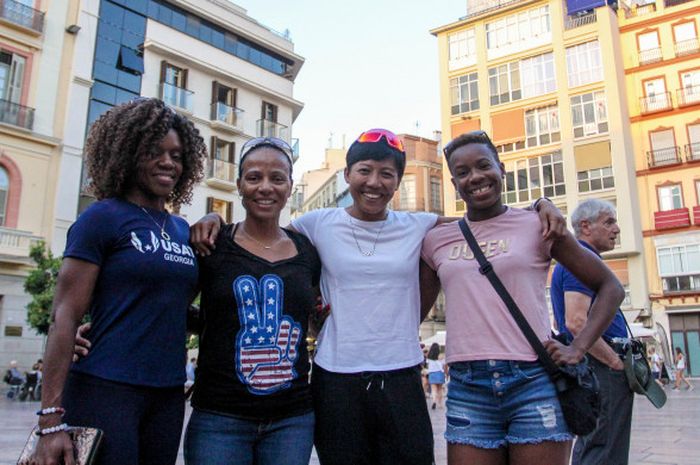 Pelari AS, Emma McGowan (Kedua dari kiri), dan pelari Trinidad dan Tobago, Inga McIntyre (Paling kanan), berfoto bersama sprinter putri Indonesia, Dedeh Erawati (Tengah), di Centro Malaga, Spanyol.