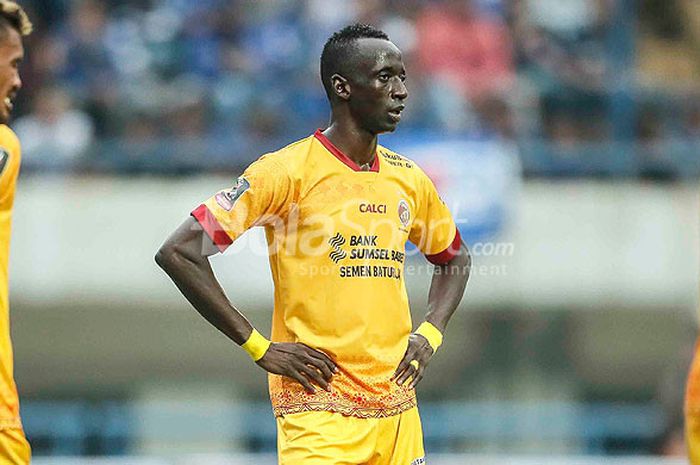 Ekspresi gelandang Sriwijaya FC, Makan Konate, saat tampil melawan Persib Bandung dalam laga pembuka Piala Presiden 2018 di Stadion Gelora Bandung Lautan Api, Kab. Bandung, Selasa (16/1/2018).