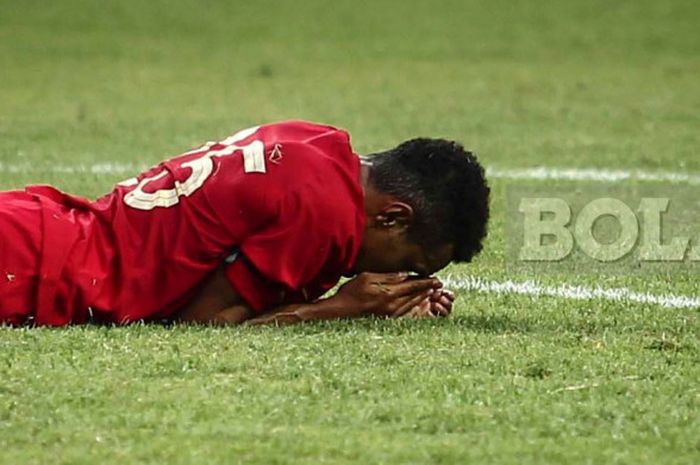 Pemain timnas U-19 Indonesia, Todd Rivalrdo Alberth Ferre, terbaring di lapangan pada laga uji coba kontra Arab Saudi di Stadion Wibawa Mukti, Cikarang, pada Rabu (10/10/2018).