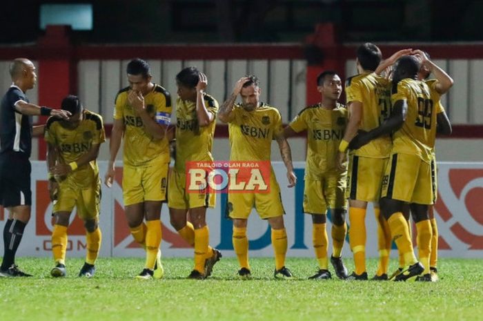     Pemain Bhayangkara FC merayakan gol Elio Bruno setelah membobol gawang Barito Putera pada pertandingan Liga 1 di Stadion PTIK, Sabtu (22/9/2018).     