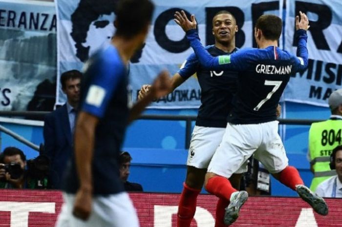 Kylian Mbappe dan Antoine Griezmann merayakan gol Prancis ke gawang Argentina pada laga 16 besar Piala Dunia 2018 di Kazan Arena, 30 Juni 2018. 