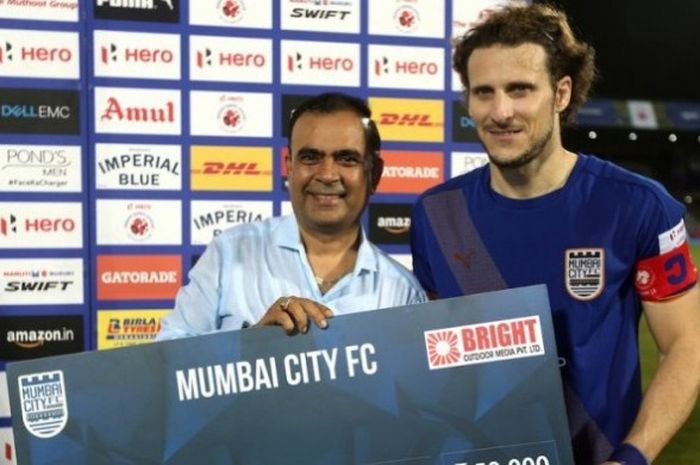 Striker Mumbai City, Diego Forlan (kanan) jadi pemain terbaik seusai timnya menang atas Pune City di Shree Shiv Chhatrapati Sports Complex, Senin (3/10/2016). 