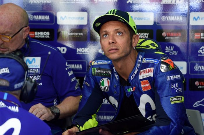    Pebalap Movistar Yamaha MotoGP, Valentino Rossi, terlihat di dalam garasi timnya di sela latihan bebas kedua MotoGP Catalunya di Spanyol, Jumat (15/6/2018).   