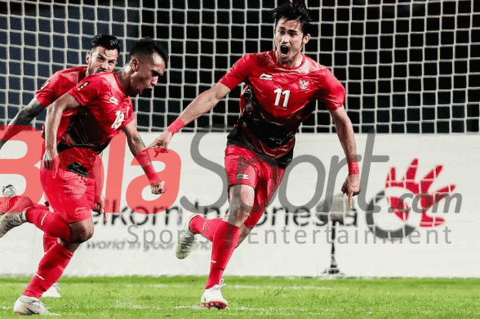  Irfan Jaya merayakan gol Indonesia ke gawang Palestina pada pertandingan Grup A Asian Games 2018 di Stadion Patrtiot, 15 Agustus 2018.  