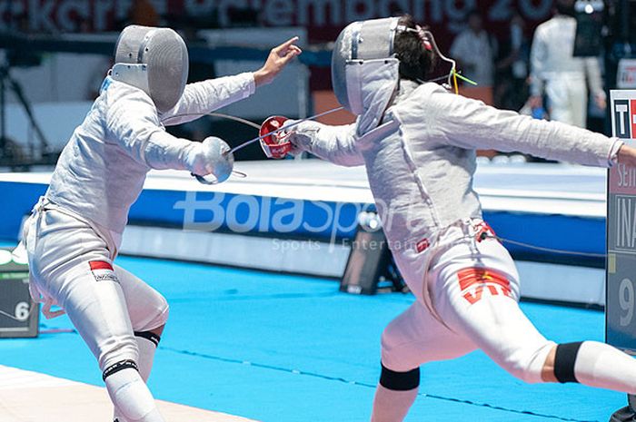 Atlet Anggar Indonesia, Setiawan Indra Agus (kiri) saat melawan Vu Thanh An (Vietnam), pada babak 16 besar nomor sabre perseorangan putra di hall Cendrawasih, JCC, Senin (20/8/2018).