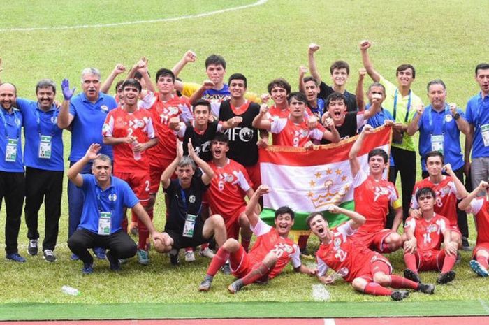 Ofisial timnas U-16 Tajikistan merayakan prestasi timnya yang mampu lolos ke babak perempat final Piala Asia U-16 2018.