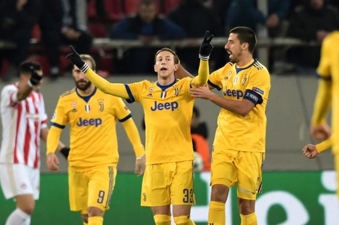 Striker Juventus, Federico Bernardeschi (tengah), merayakan gol yang dia cetak ke gawang Olympiacos FC dalam laga Grup D Liga Champions di Stadion Georgios Karaiskakis, Piraeus, Yunani, pada 5 Desember 2017.