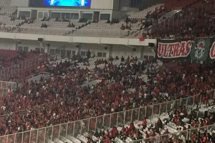 Spanduk Ultras Garuda di laga timnas U-19 Indonesia vs Taiwan pada laga Piala Asia U-19 2018 di Stadion Gelora Bung Karno, Jakarta, pada Kamis (18/10/2018).