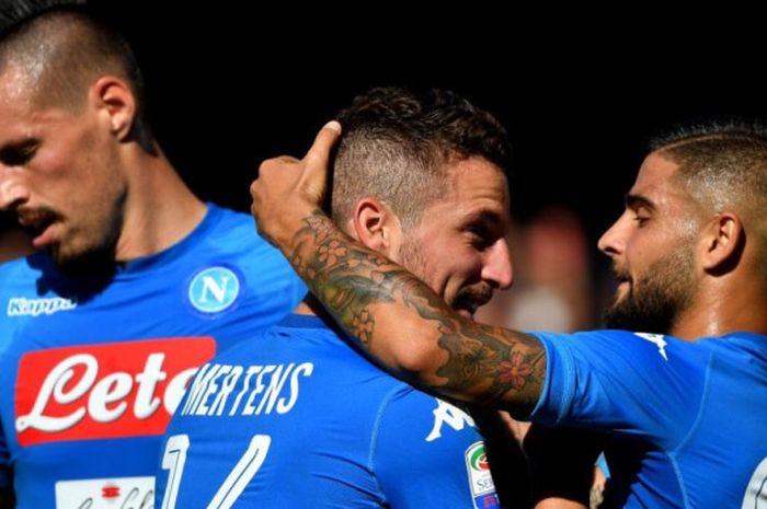 Lorenzo Insigne (kanan) dan Dries Mertens merayakan gol mereka ke gawang Benevento dalam laga Liga Italia di Stadion San Paolo, Napoli, 17 September 2017.