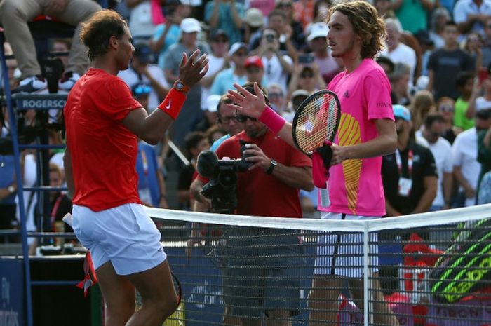 Petenis tunggal putra Spanyol, Rafael Nadal, menyalami lawannya, Stefanos Tsitsipas (Yunani), setelah memenangi laga final turnamen Rogers Cup 2018 di Toronto, Kanada, Minggu (12/8/2018).