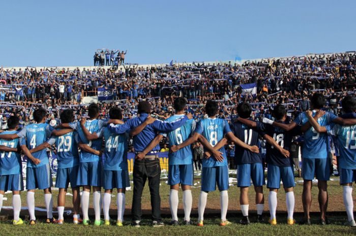 Para pemain PSIM Yogyakarta memberikan penghormatan ke suporter mereka di Stadion Sultan Agung, Kabupaten Bantul. 