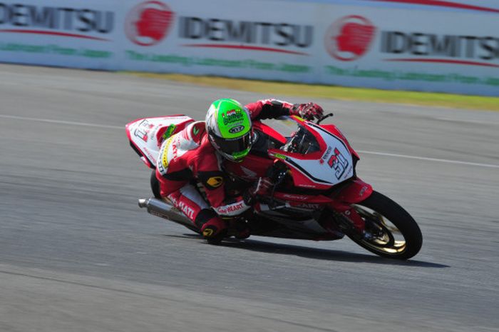 Pebalap AHRT  asal Indonesia, Gerry Salim, mengikuti sesi latihan bebas terakhir ARRC 2017 Seri Thailand di Sirkuit Chang Buriram, Jumat (1/12/2017).