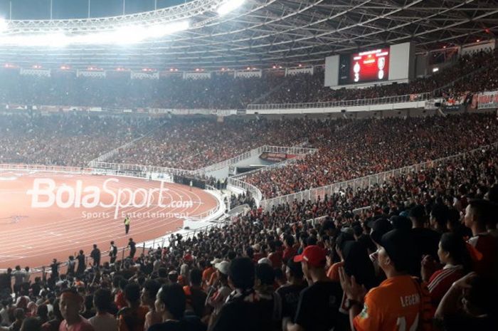 Suasana penonton ketika skor 3-0 untuk Persija atas Bali United di final Piala Presiden 2018 di Stadion Utama Gelora Bung Karno, Jakarta, Sabtu (17/2/2018). 