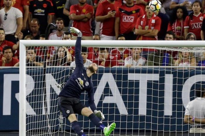 Aksi David de Gea melakukan penyelamatan brilian dalam laga International Champions Cup antara Manchester United dan Manchester City di NRG Stadium, Houston, 20 Juli 2017.