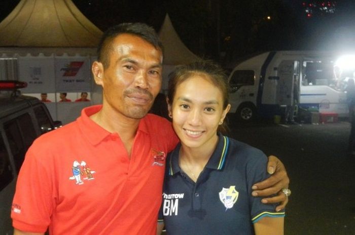 Libero tim putri Jakarta Elektrik PLN, Berllian Marsheilla, bersama sang ayah, Kartam Kustiana, saat