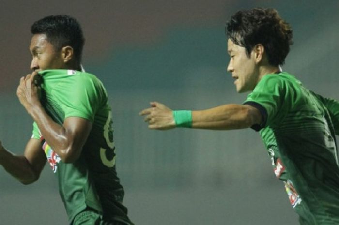 Pemain PS TNI, Gustur Cahyo Putro (kiri) merayakan gol kegawang Borneo FC dalam laga lanjutan Go-Jek