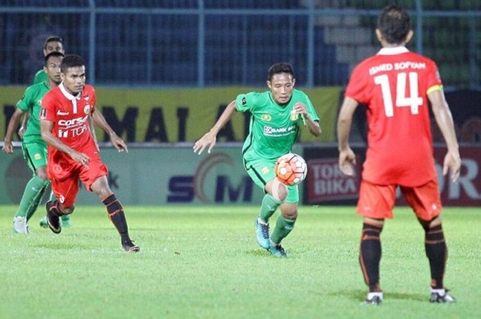 Aksi gelandang Bhayangkara FC, Evan Dimas (tengah), menggiring bola saat melawan Persija dalam laga terakhir grup B Piala Presiden 2017 di Stadion Kanjuruhan, Kabupaten Malang, Kamis (17/02/2017).