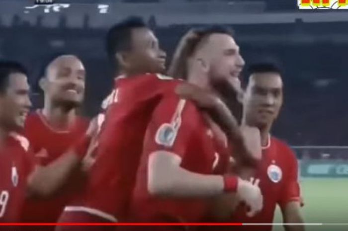 Secara tiba-tiba Marko Simic melepaskan tangan Ramdani Lestaluhu di lehernya saat merayakan gol ketiganya di gawang Johor Darul Tazim pada Selasa (10/4/2018).