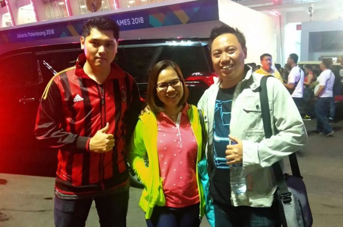 Rahadian (kanan) bersama istri dan temannya menonton seremoni pembukaan Asian Games 2018 dengan tiket kategori A seharga Rp 5 juta, di Stadion Utama Gelora Bung Karno, Senayan, Jakarta, Sabtu (18/8/2018).