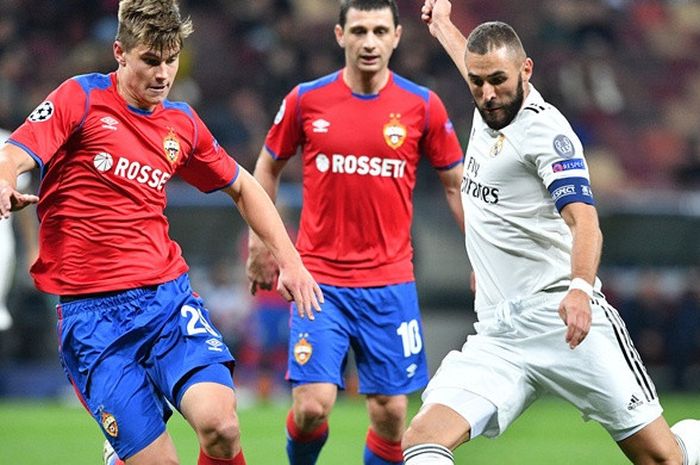 Penyerang Real Madrid, Karim Benzema (kanan), berduel dengan gelandang CSKA Moskva, Jaka Bijol, dalam laga Grup G Liga Champions di Stadion Luzhniki, Moscow, Rusia pada 2 Oktober 2018.