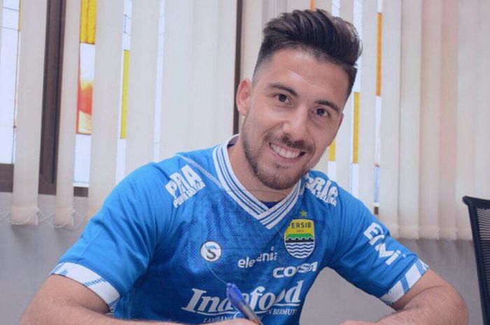 Striker asal Argentina, Jonathan Bauman saat menandatangani kontrak kerja dengan Persib Bandung di Graha Persib, Jalan Sulanjana, Kota Bandung, Sabtu (17/3/2018).