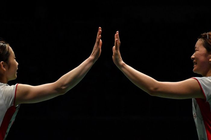 Pasangan ganda putri Jepang, Misaki Matsutomo (kiri)/Ayaka Takahashi, melakukan selebrasi setelah memenangi laga atas Jia Yifan/Chen Qingchen (China) pada babak final turnamen Malaysia Open 2018 di Kuala Lumpur, Minggu (1/7/2018).