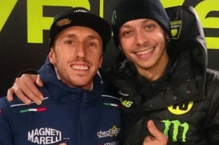 Juara dunia motorcross, Tony Cairoli (kiri) berpose dengan Valentino Rossi (kanan) pada ajang balapa