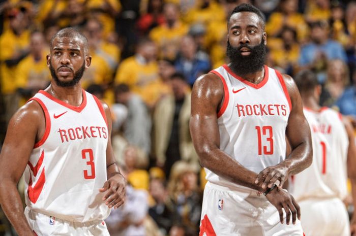 Chris Paul (kiri) dan James Harden (kanan) saat membela Houston Rockets melawan Golden State Warriors, Selasa (22/5/2018).