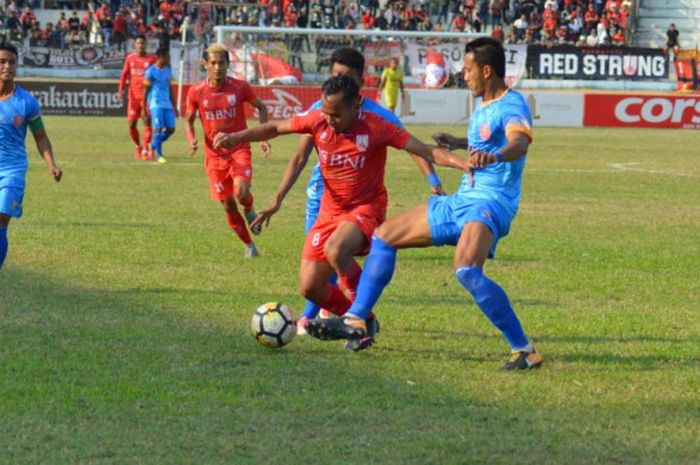 Gelandang Persis, Eli Nasoka (tengah) di antara pemain Persiraja pada laga Wilayah Barat Liga 2 2018 di Stadion Wilis, Kota Madiun, 8 September 2018. 