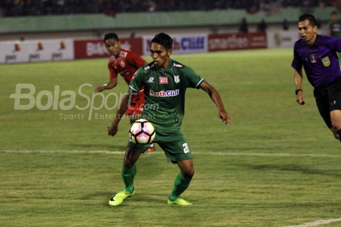 Pemain PSMS Medan, Frest Butuan, mengontrol bola pada laga semifinal I Piala Presiden 2018 kontra Persija Jakarta di Stadion Manahan, Solo, Sabtu (10/2/2018).