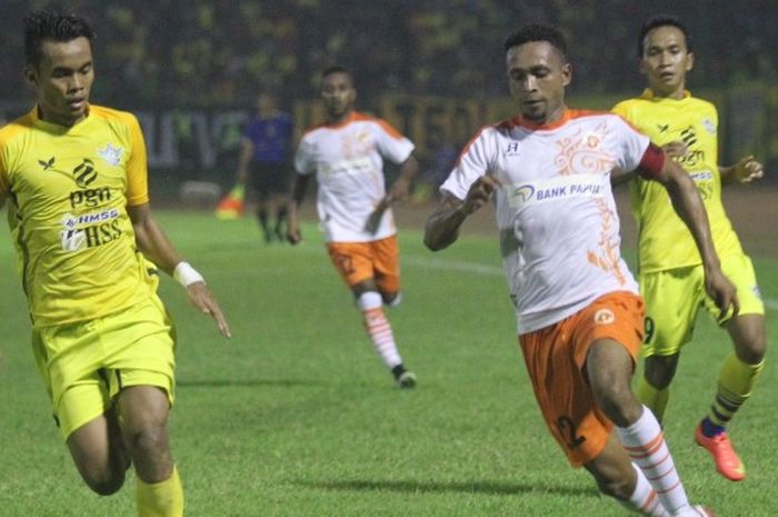 Aksi striker Perseru Serui, Arthur Bonai (kanan), beradu lari dengan pemain Persegres Gresik United dalam pertandingan Kejuaraan Sepak Bola Torabika 2016 di Stadion Tri Dharma, Gresik, pada Sabtu (7/5/2016).