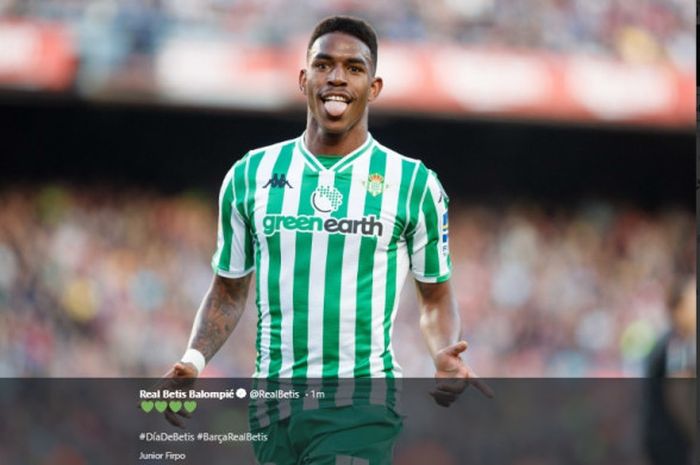 Selebrasi gelandang Real Betis, Junior Firpo usai mencetak gol ke gawang Barcelona pada partai jornada ke-12 Liga Spanyol yang dihelat di Stadion Camp Nou pada Minggu (11/11/2