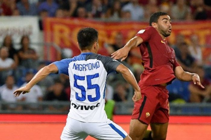 Penyerang AS Roma, Gregoire Defrel (kanan) berduel dengan bek Inter Milan, Yuto Nagatomo, dalam laga kedua tim pada Minggu (27/8/2017) dini hari WIB.