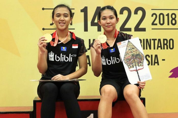 Pasangan ganda putri Indonesia, Indonesia, Febriani Dwipuji Kusuma/Ribka Sugiarto, berpose dengan medali yang didapat sebagai juara pada Kejuaraan Asia Junior 2018 di Jaya Raya Sports Training Hall Center, Jakarta, Minggu (22//7/2018). 