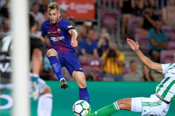  Pemain Real Betis, Alin Tosca, melakukan aksi gol bunuh diri di pertandingan pekan pertama Liga Spanyol melawan FC Barcelona di Camp Nou, Minggu (20/8/2017) waktu setempat 