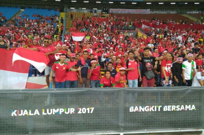 Suporter Indonesia yang menyaksikan laga timnas U-22 Indonesia kontra Filipina di Stadion Shah Alam, Selangor, Kamis (17/8/2017) sore WIB