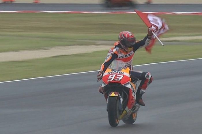 Pebalap tim Repsol Honda, Marc Marquez, saat berselebrasi usai menang MotoGP San Marino, Minggu (10/9/2017).