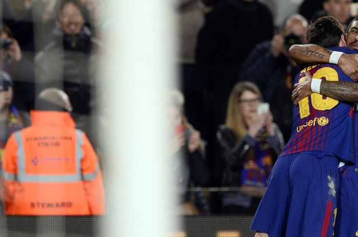 Megabintang FC Barcelona, Lionel Messi (kiri), merayakan golnya bersama Paulinho dalam laga Liga Spanyol kontra Deportivo Alaves di Stadion Camp Nou, Barcelona, pada 28 Januari 2018.